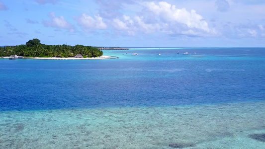 以蓝环礁湖和白沙为背景放松环礁湖海滩度假的空中空气视频