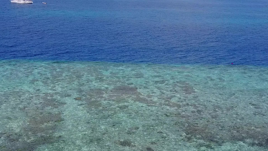 蓝环礁带白沙底面的蓝色环礁湖放松海景海滩之游视频