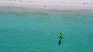 以蓝水和白沙为背景的海滨航程观视长河海洋巡游16秒视频