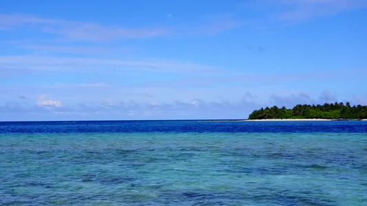 浅海和白沙背景下热带海岸线海滩之旅的无人机空中风景视频
