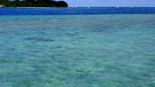 通过蓝海和白沙背景打破豪华环礁湖海滩的空中无人驾驶视频