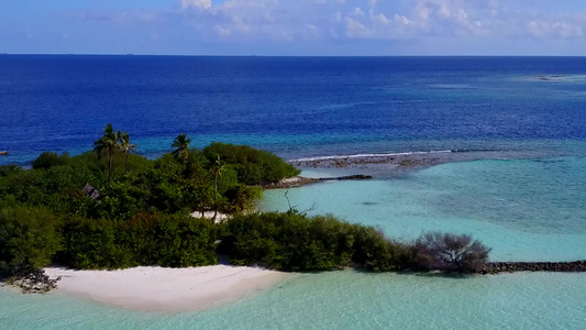 观赏海滨沙滩宁静度假旅游的蓝色水礁湖和白色沙尘背景视频
