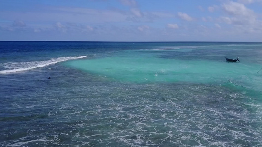 蓝海白沙底蓝海天堂海岸海滩假日的空中无人驾驶飞机海景视频