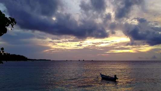 由白沙底的绿绿水轻松旅游海滩探险的空中观景场景和风景视频