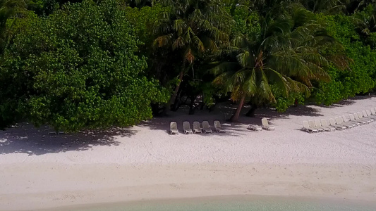 透明的环礁湖和白色沙滩背景的完美海滨海滩时间空空抽象视频