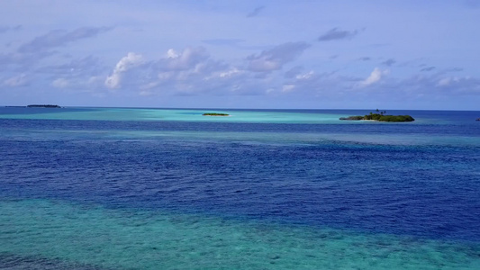 绿宝石环礁湖和清洁沙土背景的美丽岛屿海滩旅行的无人视频