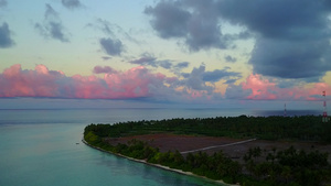 清沙背景的蓝海和蓝海间长途旅游海滩飞行空中观景摘要15秒视频