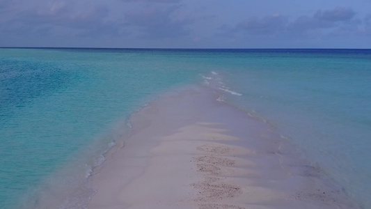 浅海和清洁沙地背景的沿海旅游海滩度假自然性质具有自然视频