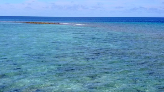 带亮沙背景的水蓝色海的热带海岸海滩旅行空中无人机全景视频