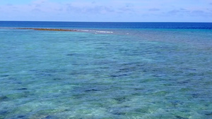 带亮沙背景的水蓝色海的热带海岸海滩旅行空中无人机全景10秒视频