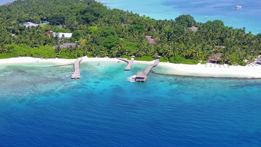 透明泻湖和白沙背景下放松海景海滩之旅的无人机景观之旅视频