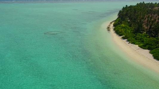 白沙底水蓝环礁湖的天堂湾海滩渡假空中观视图案视频