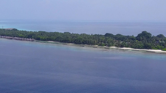 白沙底蓝水海上海岸线海滩出海的空中观视性质以白色沙子视频