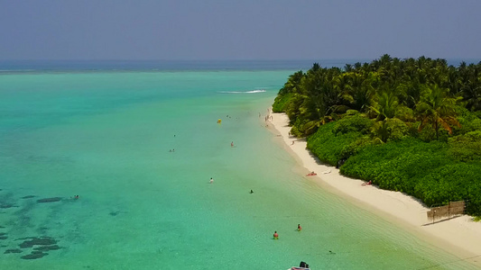 蓝绿环礁带白沙背景的蓝色绿色环礁湖海滨观光海滩旅行视频