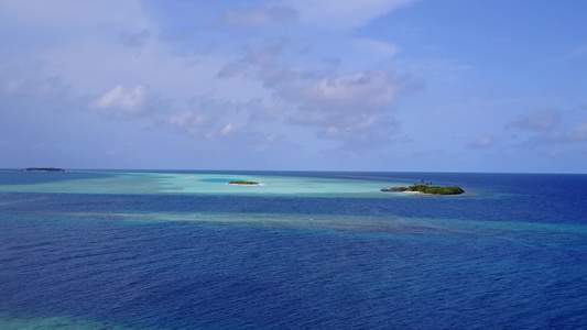 由透明有白色沙子背景的环礁湖绘制的豪华岛屿海滩冒险视频