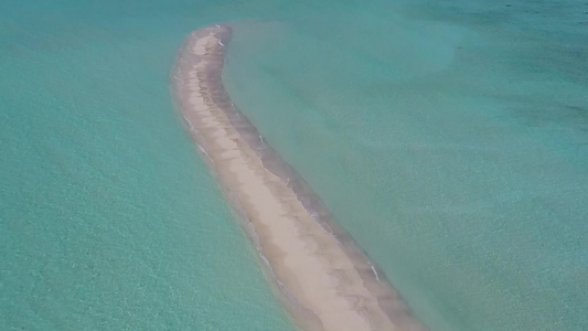 以清洁沙土为背景的绿绿海之滨海滩旅程的天堂海岸海滩视频