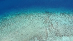 水蓝海白沙背景的海洋海滨沙滩之旅无人机旅游11秒视频