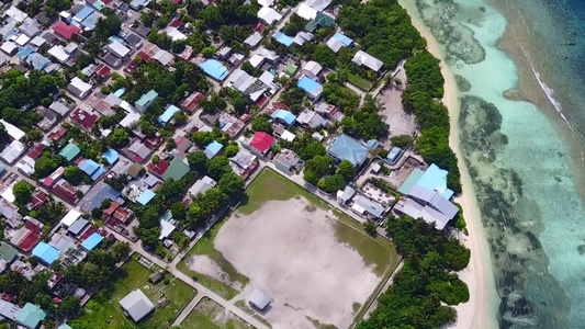 绿松石海和白色沙滩背景下宁静的海岸线海滩度假的无人机视频