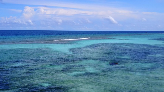 蓝海和浅沙背景的蓝海旅游海滩之行天堂的空中海景视频