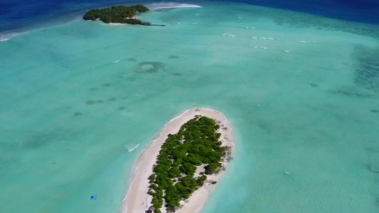 蔚蓝的大海和干净的沙滩背景下完美海景海滩冒险的空中视频