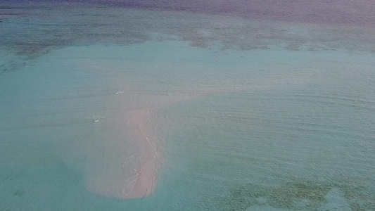 由白沙背景的蓝色水礁湖在海滨航行以观察海滩航行视频