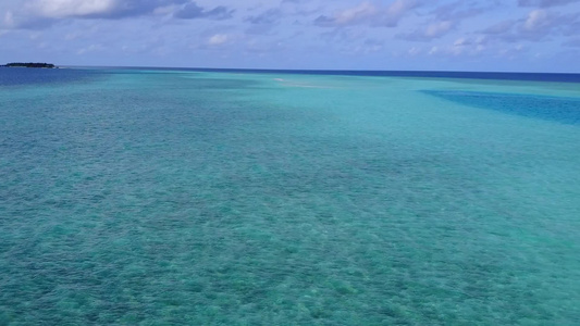 蓝色环礁湖和白色沙滩背景热带海滨海滩时间的外观图案视频