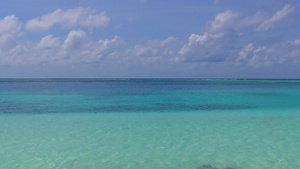 以白色沙滩背景的浅海为旅行目的地乘坐无人驾驶飞机前往11秒视频