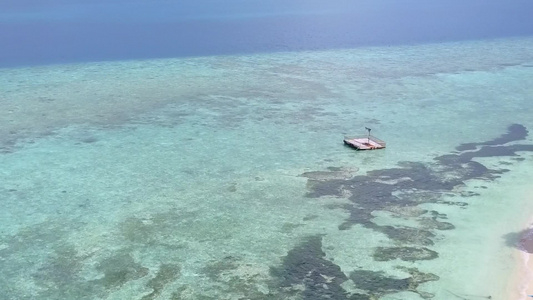 蓝绿海白沙背景海岛海滩生活方式空中无人机全景视频