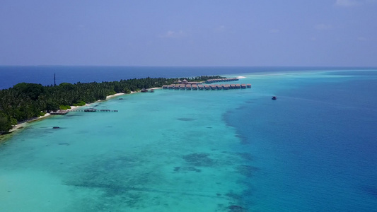 蓝色海洋和白色沙沙底背景的奇特海岸线海滨探险飞行无人驾驶视频