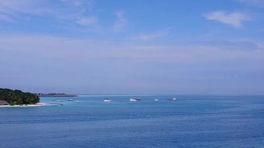 蓝水和清洁沙地背景的海滨海滩假日空中无人驾驶飞机飞行视频