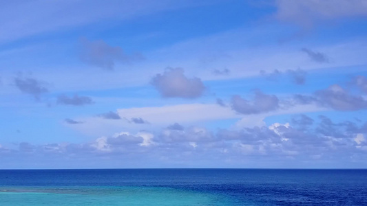 浅海和白沙背景下美丽海景海滩生活方式的空中无人机全景视频