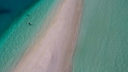 白沙背景清澈的海洋中异国情调的海湾海滩度假的无人机视频