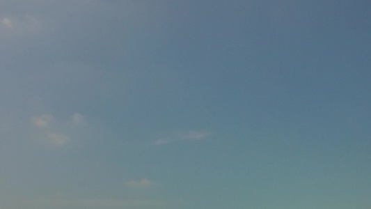 以蓝海为伴有白沙底蓝海的完美岛屿海滩假日天空中无人驾驶视频