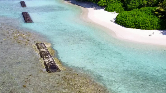 通过透明有白色沙子背景的环礁湖观察海滩野生生物这种视频