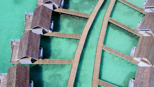 白沙背景蓝海天堂海滨海滩航行的无人机空中质感视频