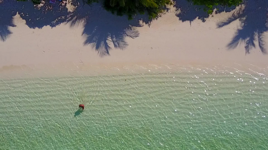 空中无人驾驶飞机风景以清水和白沙土背景的清水打破完美视频