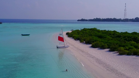 以清晰的环礁湖和白色沙尘背景为特征的无人空中飞机在视频