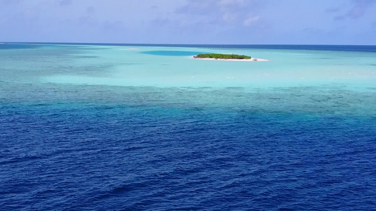 透明海水白沙背景下的天堂度假村视频