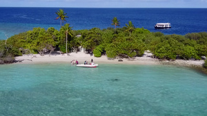 蓝绿海和白沙底蓝色背景的海岸海滩12秒视频