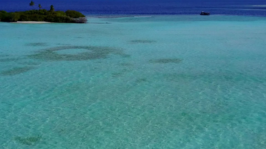 白沙背景浅泻湖美丽旅游海滩之旅的无人机空中旅行视频