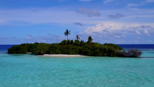 热带岛屿海滩旅行的无人驾驶飞机飞行乘坐蓝海和白沙底视频