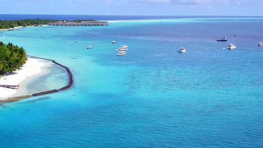 以清水和白色沙子背景的清水进行完美的旅游海滩航程视频