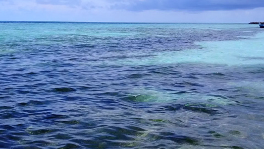 以海平面和浅沙背景进行完美的岛屿海滩探险的空中观视视频