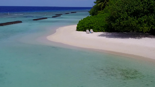 以白沙为背景的蓝海探索热带海岸海滩探险其海洋风景视频