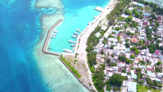 热带海岸海滩的无人机景观被蓝水和明亮的沙质背景打破视频