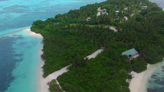 利用无人驾驶飞机进行有白色沙滩背景的透明海路出海旅行视频