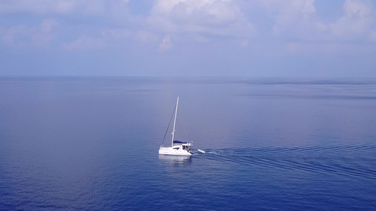 以白沙为背景的海平面蓝海进行宁湾海滩旅行的空中无人驾驶视频