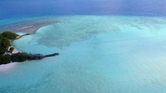 透明海洋和亮沙背景下田园诗般的旅游海滩冒险的空中无人机视频