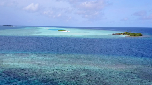 白沙背景蓝海完美海岸线海滩冒险空中景观视频