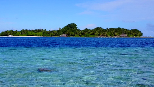 白沙底浅环礁湖的热带海岸海滩间断风景白色沙子背景视频